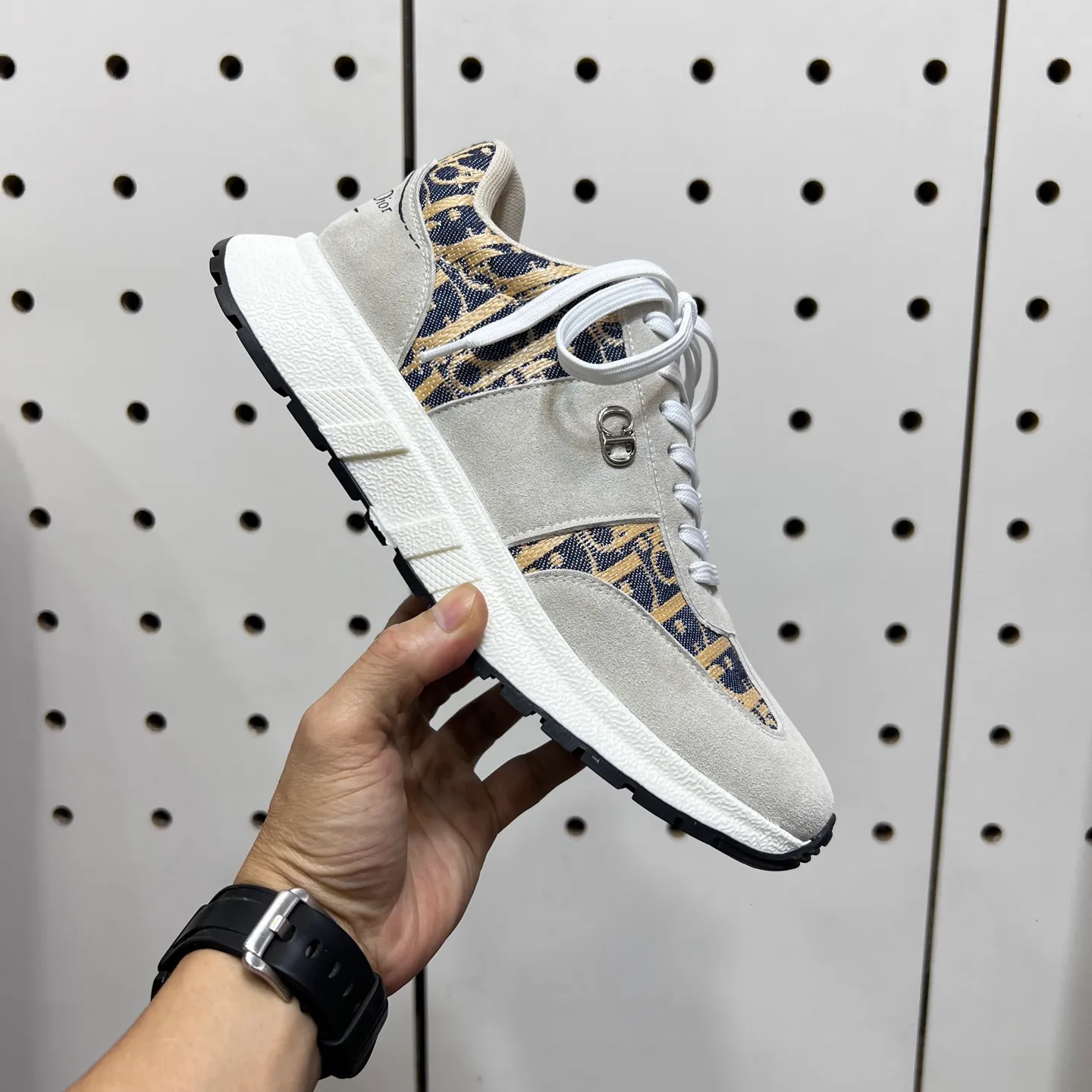Factory price: 438💰【DIAo·Dior】Original quality.~ Unique modern style sneakers. 🏃A must-have casual shoe for trendy men😍😍 Original brand imported from Italy, imported original leather, sheep lining (refuses to discolor and grind feet) Sole: Original sole provided by the original factory, French lazy style design ⚠️Fit to the feet, original quality, super comfortable original sole. It’s like shooting the real thing 🎬The real thing is better, high-quality sneakers, size: 38-44, custom-made 45